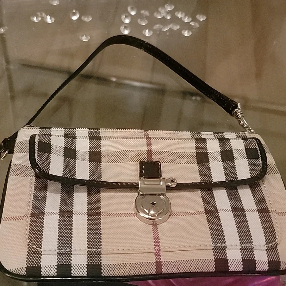 Burberry Wristlet Clutch. Burberry Plaid W/ Black Trim. Gorgous! BN. - Picture 8 of 8